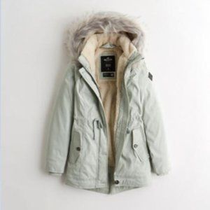 Looking to BUY Hollister parkas!